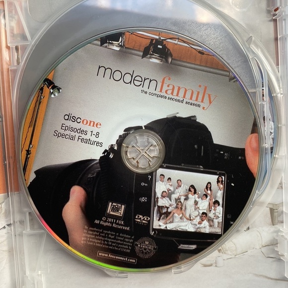Modern Family Complete 2nd season - Picture 2 of 5
